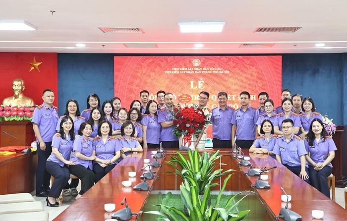  Tập thể Phòng 2 tặng hoa chúc mừng đồng chí Nguyễn Trung Thành.