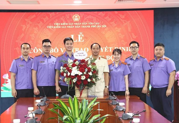  Các Kiểm sát viên VKSND khu vực 2, TP Hà Nội tặng hoa chúc mừng đồng chí Đỗ Kiến Trúc.