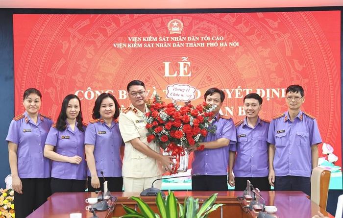  Tập thể Phòng 11 tặng hoa chúc mừng đồng chí Nguyễn Trung Thành.