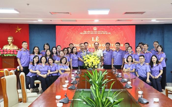  Tập thể Phòng 2 tặng hoa chúc mừng đồng chí Đỗ Kiến Trúc.