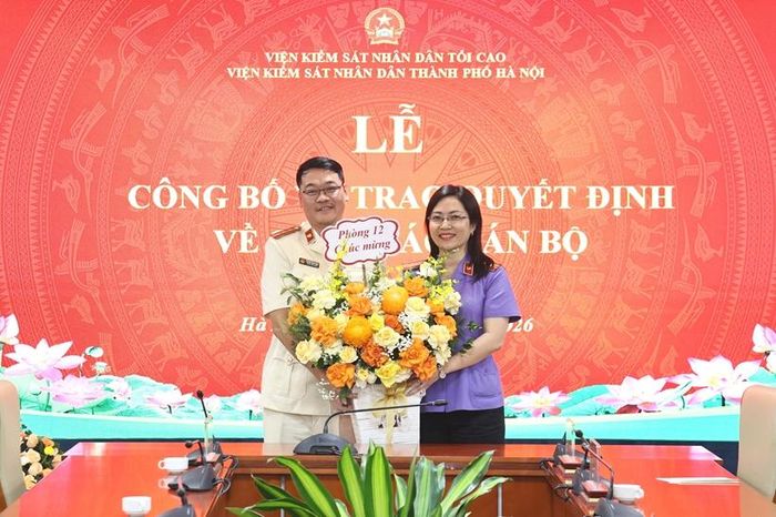   Đại diện lãnh đạo Phòng 12 chúc mừng đồng chí Nguyễn Trung Thành.