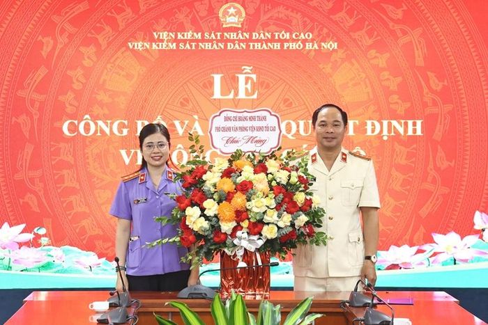  Đồng chí Cao Thị Hồng, Phó Chánh Văn phòng VKSND TP Hà Nội chuyển lẵng hoa của đồng chí Hoàng Minh Thành, Phó Chánh văn phòng VKSND tối cao gửi chúc mừng đồng chí Đỗ Kiến Trúc.