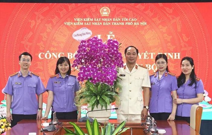  Các đồng chí Phó Chánh Văn phòng cùng cán bộ, công chức tặng hoa chúc mừng đồng chí Đỗ Kiến Trúc. 