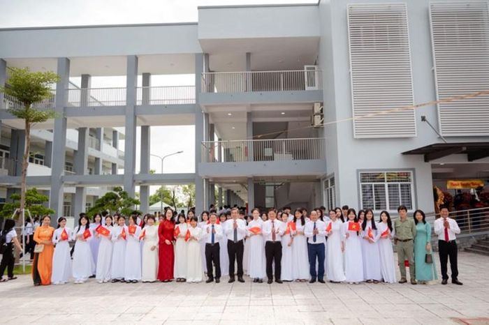 Lãnh đạo TP HCM cùng các đại biểu và học sinh, giáo viên Trường THPT Võ Nguyên Giáp vui mừng trước ngôi trường mới khang trang. 
