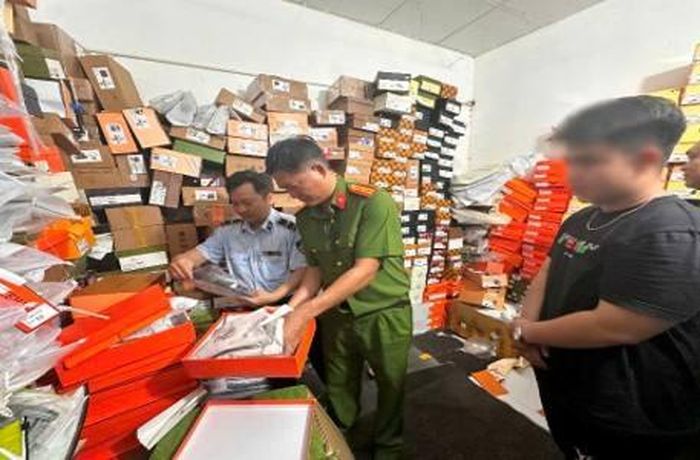  Cơ quan chức năng kiểm tra các sản phẩm giả mạo nhãn hiệu tại cửa hàng Thanh Hiển Luxury. (Ảnh: Công an TP Cần Thơ)