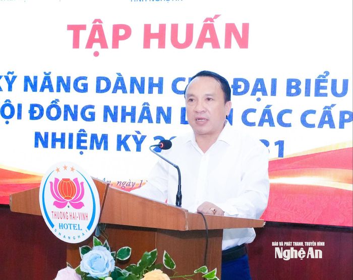 Đồng chí Dương Đình Chỉnh - Ủy viên Ban Thường vụ Tỉnh ủy, Phó Chủ tịch Thường trực HĐND tỉnh phát biểu khai mạc hội nghị. Ảnh: Mai Hoa