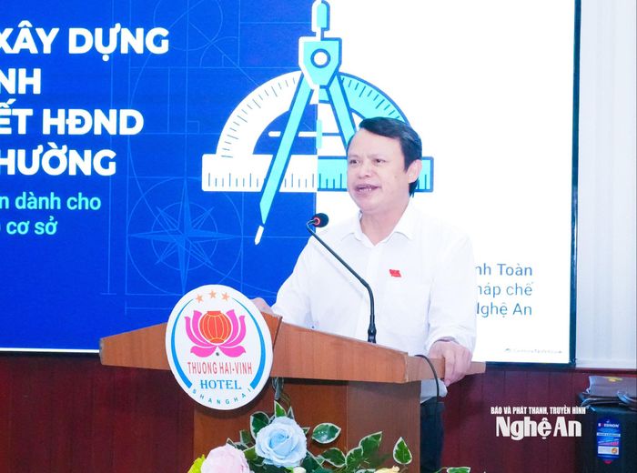 Phó trưởng Ban Pháp chế HĐND tỉnh Trần Đình Toàn trao đổi về kỹ năng xây dựng và ban hành Nghị quyết của HĐND cấp xã. Ảnh: Mai Hoa