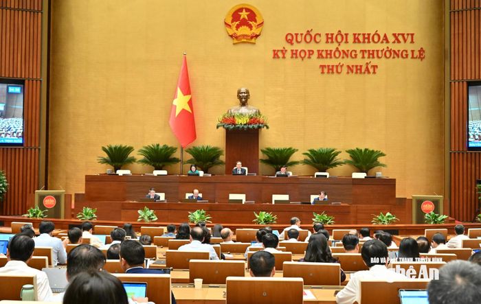 Kỳ họp không thường lệ thứ nhất, Quốc hội khóa XVI bước vào ngày làm việc thứ 9, thảo luận các dự án luật, nghị quyết. Ảnh: Viết Chung