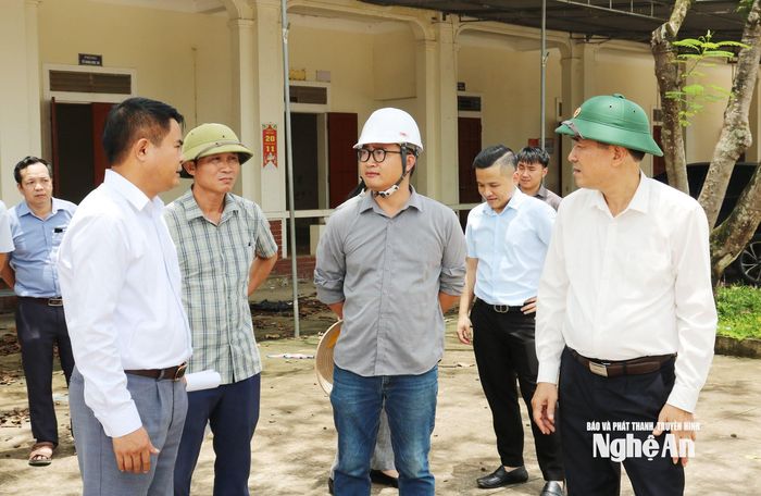 Đồng chí Phó Chủ tịch UBND tỉnh trao đổi một số vấn đề liên quan đến giải ngân vốn đầu tư công với lãnh đạo xã Nhân Hòa. Ảnh: Nguyễn Nam