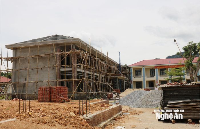 Công trình Trường THCS Đỉnh Sơn đang hoàn thiện các hạng mục cuối cùng. Ảnh: Nguyễn Nam