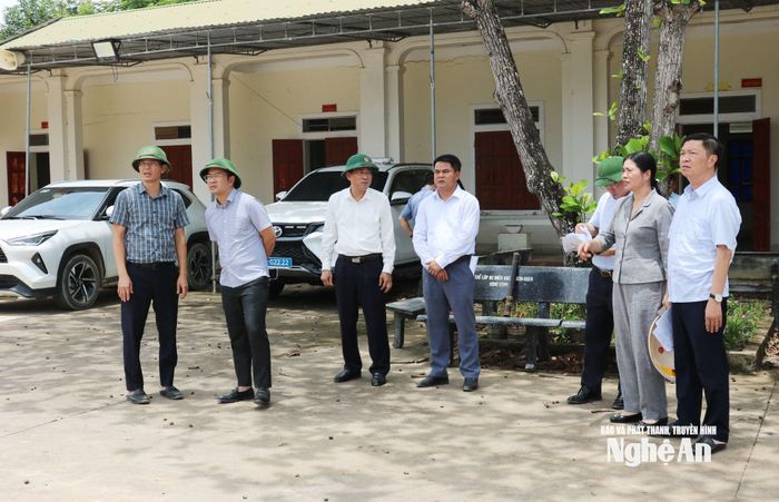 Tại Trường THCS Đỉnh Sơn, Phó Chủ tịch UBND tỉnh Thái Văn Thành yêu cầu địa phương và các đơn vị thi công đẩy nhanh tiến độ, hoàn thành công trình trước ngày 30/8. Ảnh: Nguyễn Nam