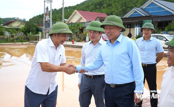Phó Chủ tịch UBND tỉnh Hoàng Phú Hiền biểu dương xã Kim Liên đã hoàn thành hạ tầng tái định cư và giao đất cho người dân. Ảnh: Nguyễn Toàn