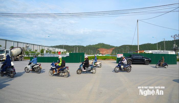 Nhà thầu cần triển khai các biện pháp đảm bảo ATGT trong quá trình thi công. Ảnh: Nguyễn Toàn