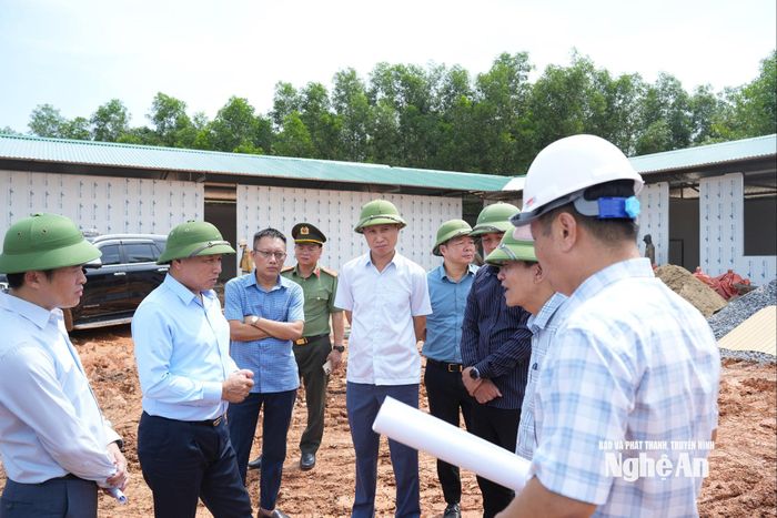 Phó Chủ tịch UBND tỉnh Hoàng Phú Hiền đề nghị trong 10 ngày tới gói thầu Xây lắp 02 đủ nguồn vật liệu thi công trên hiện trường. Ảnh: Nguyễn Toàn