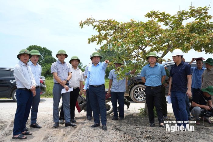 Các sở, ngành theo thẩm quyền phối hợp Ban QLDA Công trình giao thông hỗ trợ địa phương. Ảnh: Nguyễn Toàn