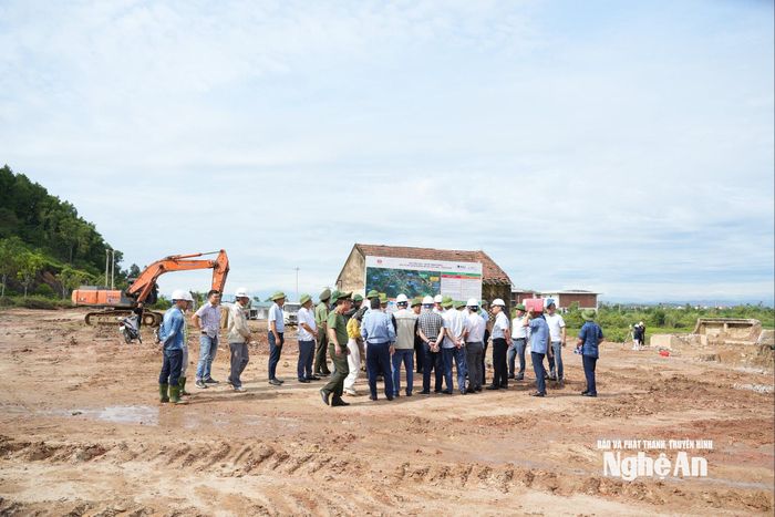Liên danh nhà thầu Tập đoàn Đèo Cả - Công ty CP Xây lắp Thương mại Delta báo cáo tiến độ chung gói thầu Xây lắp 01. Ảnh: Nguyễn Toàn