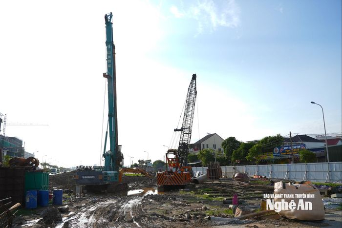Thi công khoan nhồi mố M1, cầu Đại Huệ. Ảnh: Nguyễn Toàn