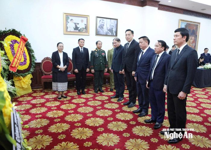 Đoàn đại biểu tỉnh Nghệ An đã đến Đại sứ quán Lào tại Hà Nội viếng đồng chí Xaysomphone Phomvihan - Ủy viên Bộ Chính trị, Chủ tịch Quốc hội Lào. Ảnh: Phan Tú