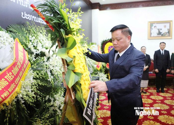 Bí thư Tỉnh ủy, Trưởng Đoàn ĐBQH tỉnh Nguyễn Khắc Thận đặt vòng hoa tưởng niệm Chủ tịch Quốc hội Lào Xaysomphone Phomvihan. Ảnh: Phan Tú