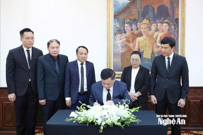 Bí thư Tỉnh ủy, Trưởng Đoàn ĐBQH tỉnh Nguyễn Khắc Thận ghi sổ tang, bày tỏ niềm tiếc thương vô hạn trước sự ra đi của Chủ tịch Quốc hội Lào. Ảnh: Phan Tú