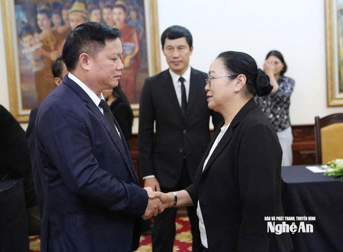 Bí thư Tỉnh ủy, Trưởng Đoàn ĐBQH tỉnh Nguyễn Khắc Thận chân thành chia buồn tới Đại sứ Lào tại Việt Nam về việc Chủ tịch Quốc hội Lào từ trần. Ảnh: Phan Tú