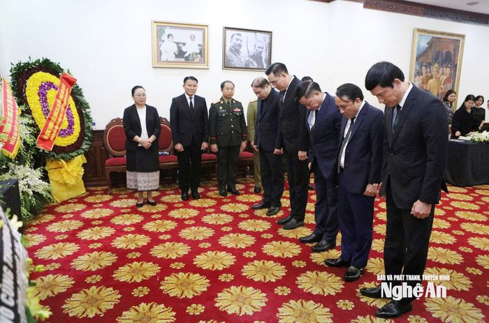 Đoàn đại biểu tỉnh Nghệ An tưởng niệm đồng chí Xaysomphone Phomvihan - Ủy viên Bộ Chính trị, Chủ tịch Quốc hội Lào. Ảnh: Phan Tú