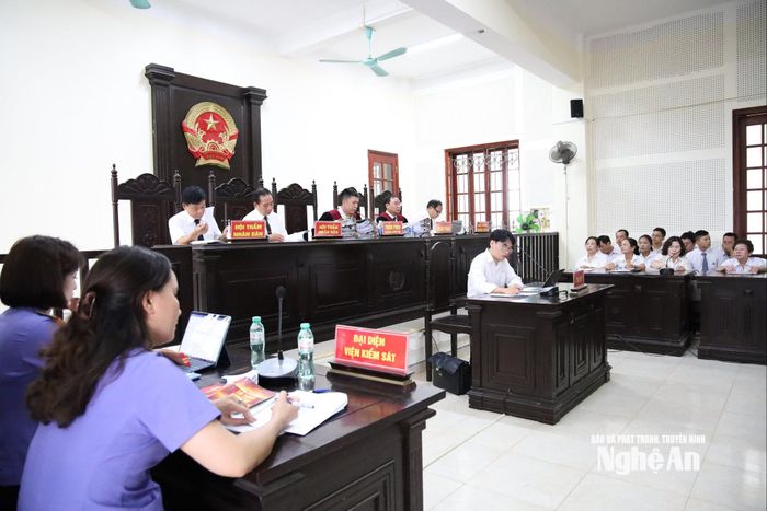 Hội đồng xét xử làm việc tại phiên tòa. Ảnh: Đ.C
