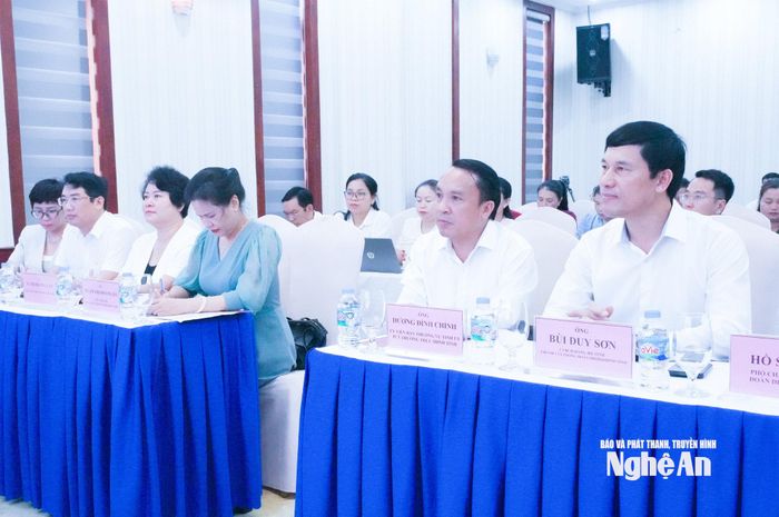 Các đồng chí lãnh đạo HĐND tỉnh và Viện Chủ nghĩa xã hội khoa học, Học viện Chính trị Quốc gia Hồ Chí Minh tham dự hội nghị. Ảnh: Mai Hoa