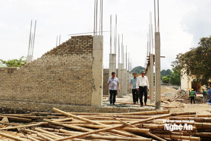 Đồng chí Phó Chủ tịch UBND tỉnh Thái Văn Thành kiểm tra tại công trình đang xây dựng Trường Tiểu học Trà Lân. Ảnh: Nguyễn Nam