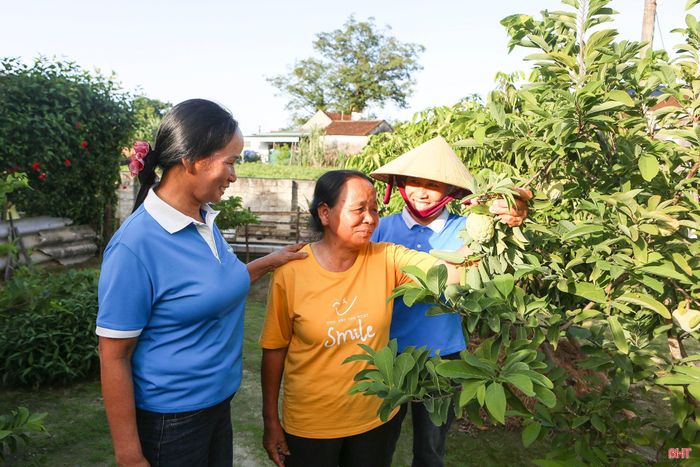 Chị Mai Thị Nguyệt (ngoài cùng bên phải) động viên, vận động các hội viên phụ nữ trong chi hội thực hiện phong trào "3 sạch".