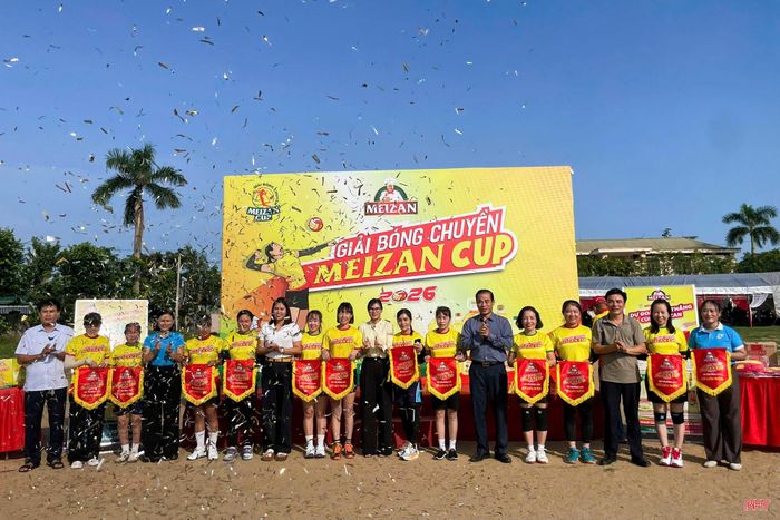  Sau sáp nhập thôn, tổ dân phố, Hội LHPN các xã, phường đã tổ chức nhiều hoạt động văn hóa, thể thao để giữ lửa phong trào. Ảnh: Hội LHPN xã Trường Lưu tổ chức Giải Bóng chuyền phụ nữ toàn xã. 