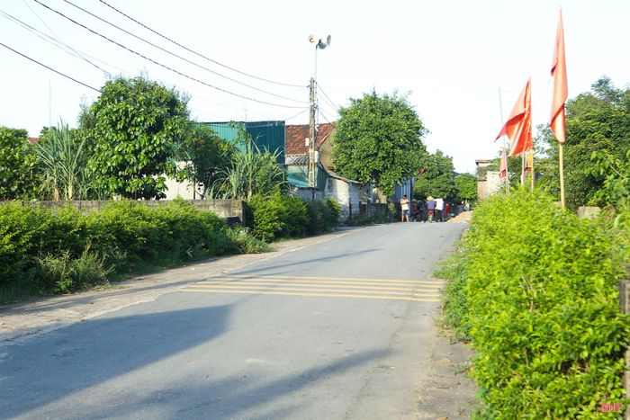 Một tuyến đường xanh sạch đẹp tại khu dân cư Tân Thành (thôn Quan Nam) do Chi hội Phụ nữ thôn tự quản.