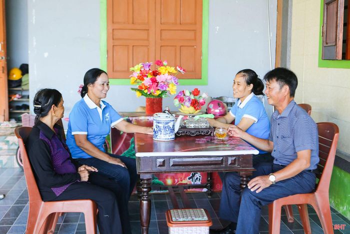 Để phong trào không bị ngắt quãng, cán bộ Chi hội Phụ nữ cùng lãnh đạo thôn Quan Nam thường xuyên quan tâm tuyên truyền vận động chị em "giữ lửa" phong trào chung.