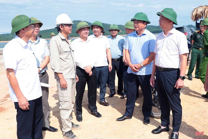 Chủ tịch UBND tỉnh Phan Thiên Định và Phó Chủ tịch UBND tỉnh Hồ Huy Thành nghe báo cáo tiến độ triển khai dự án tăng cường khả năng thoát lũ hạ du hồ Kẻ Gỗ (ngày 23/7).