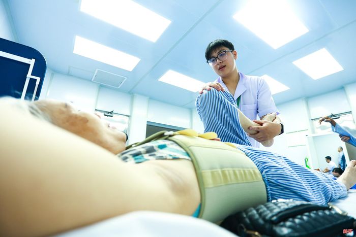 Các kỹ thuật viên luôn đồng hành, hỗ trợ bệnh nhân trong quá trình tập luyện hồi phục chức năng.