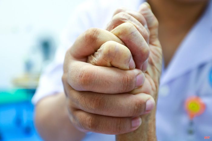 Một nụ cười lạc quan, lời động viên ân cần hay một cái nắm tay thật chặt là thêm cơ hội để các bệnh nhân tìm lại cuộc sống bình thường vốn có.
