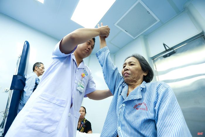 Bà Lan mắc thoái hoá khớp gối kèm hội chứng liệt nửa người, việc cử động đối với bà trở nên khó khăn.