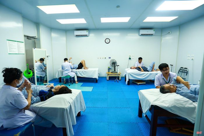 Hàng trăm bệnh nhân đang tập vật lý trị liệu tại Bệnh viện Phục hồi chức năng Hà Tĩnh.