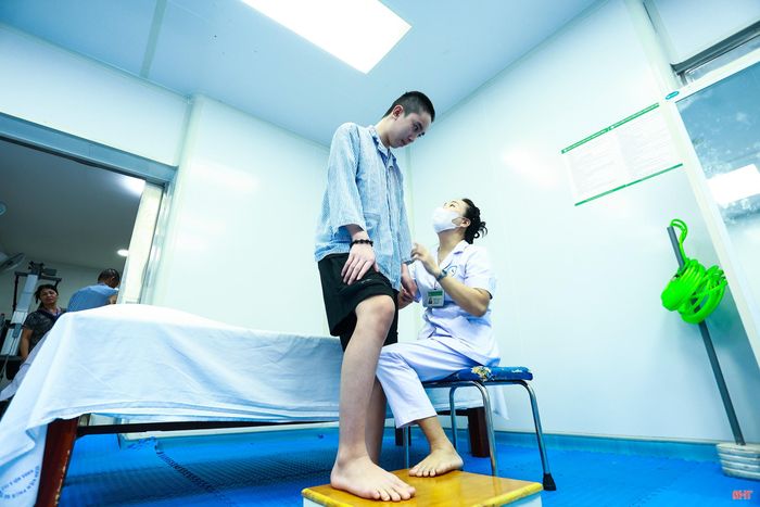 Em Trần Huy Hoàng tập các bài vật lý trị liệu theo yêu cầu của các kỹ thuật viên.