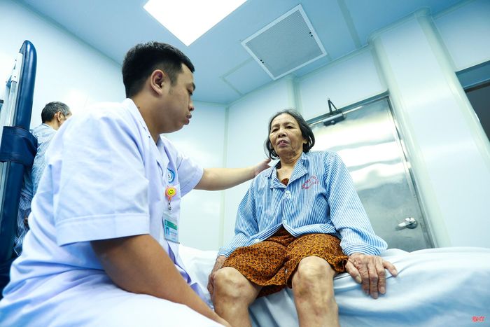 Các kỹ thuật viên luôn coi mình như một người bạn, người thân của bệnh nhân để khích lệ, động viên họ cố gắng.