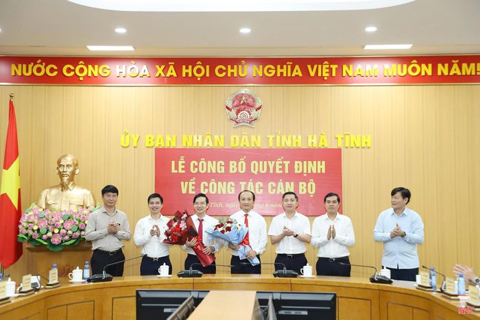 Lãnh đạo Văn phòng UBND tỉnh tặng hoa chúc mừng đồng chí Trần Công Thành và đồng chí Nguyễn Duy Đức.