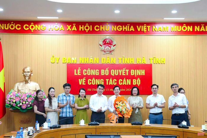  Lãnh đạo Sở Tư pháp tặng hoa chúc mừng đồng chí Trần Công Thành. 