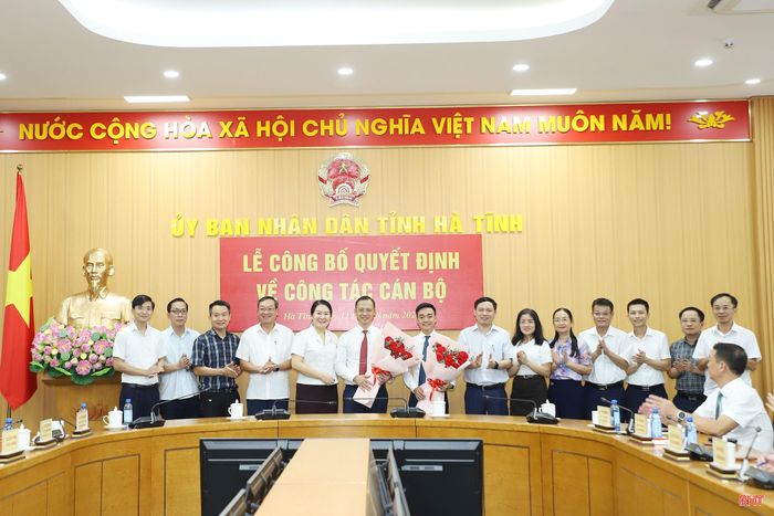  Lãnh đạo Sở Tài chính tặng hoa chúc mừng đồng chí Hồ Đức Đàn và Thiều Đình Long. 