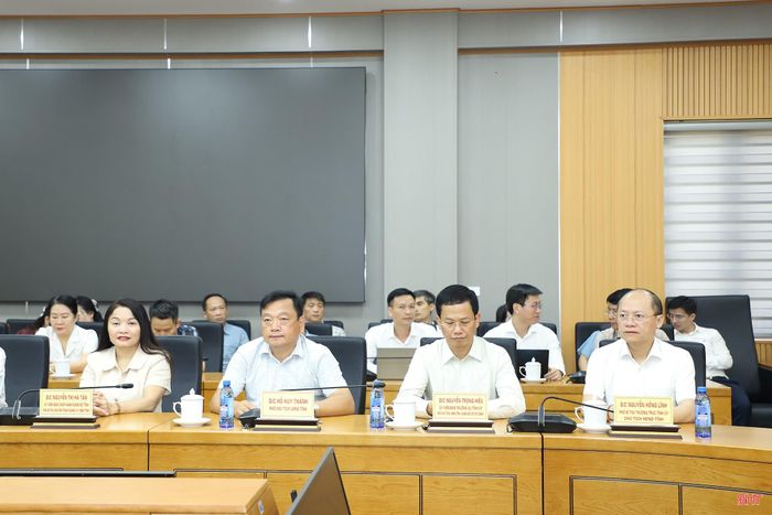 Phó Bí thư Thường trực Tỉnh ủy Nguyễn Hồng Lĩnh và đại biểu dự lễ công bố.