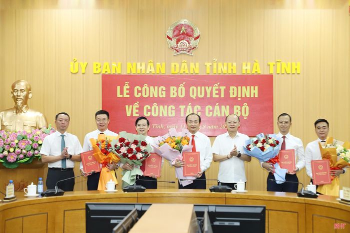 Đồng chí Phó Bí thư Thường trực Tỉnh ủy Nguyễn Hồng Lĩnh và Chủ tịch UBND tỉnh Phan Thiên Định trao quyết định và tặng hoa chúc mừng các đồng chí được điều động, bổ nhiệm, giao quyền.