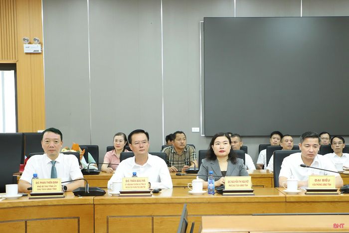 Chủ tịch UBND tỉnh Phan Thiên Định và đại biểu dự lễ công bố.