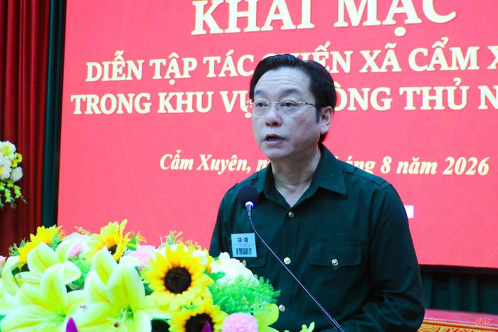  Đồng chí Nguyễn Văn Thành - Bí thư Đảng ủy, Chủ tịch HĐND xã Cẩm Xuyên phát biểu khai mạc diễn tập. 