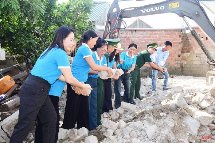 Các thành viên CLB “Phụ nữ với chiến sĩ quân hàm xanh” xã Lộc Hà tham gia thu dọn gạch vữa.