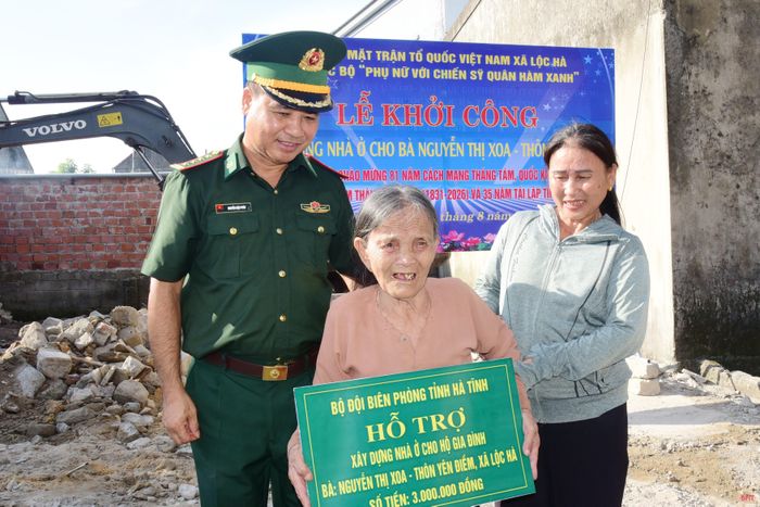  Ban Chỉ huy BĐBP (Bộ CHQS tỉnh) tặng quà cho bà Xoa nhân ngày khởi công làm nhà mới. 