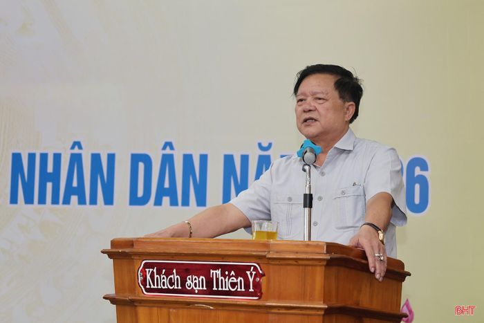 PGS.TS Phạm Minh Tuyên - nguyên Giám đốc Học viện Tòa án truyền đạt các chuyên đề.